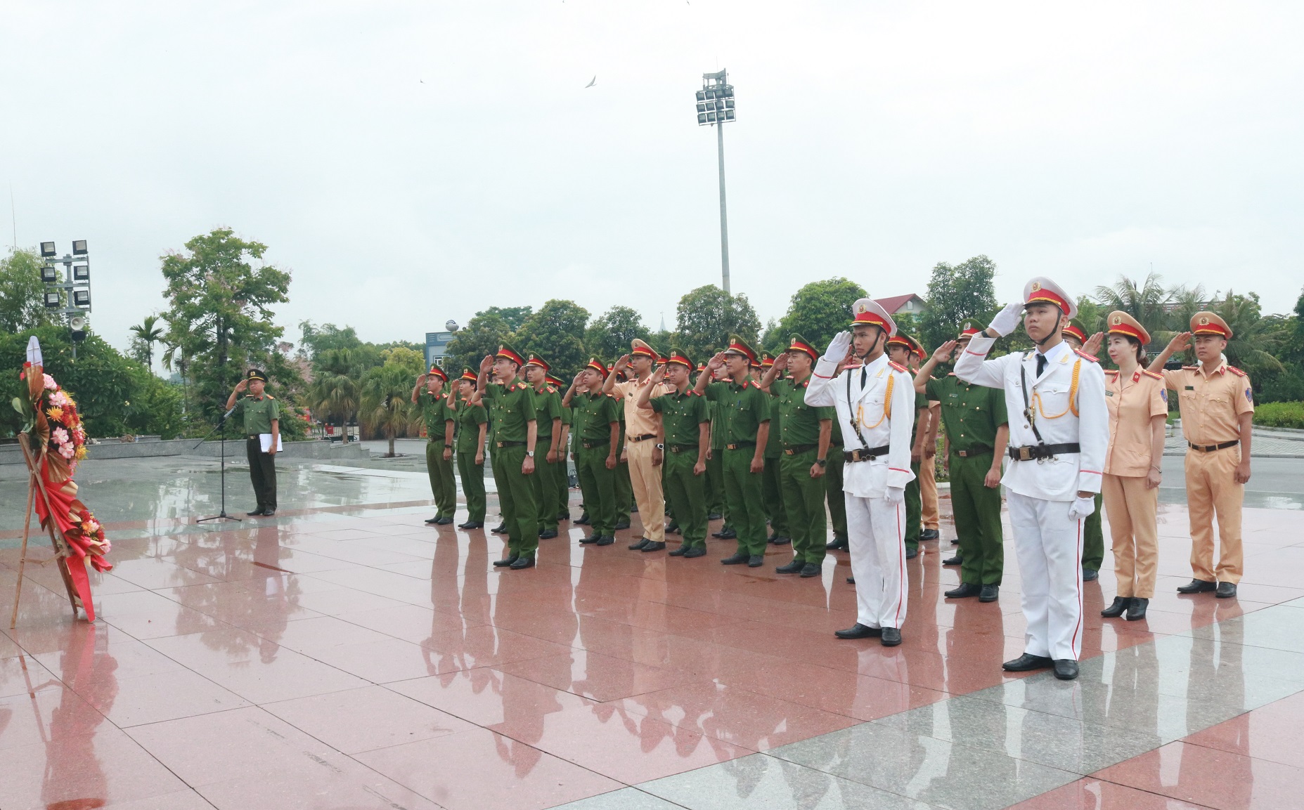 Khối Cảnh sát nhân dân – Công an thành phố: Báo công dâng Bác tại Khu lưu niệm Sáu điều Bác Hồ dạy CAND